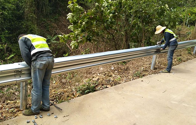 呼伦贝尔高速公路护栏的定期维护与保养